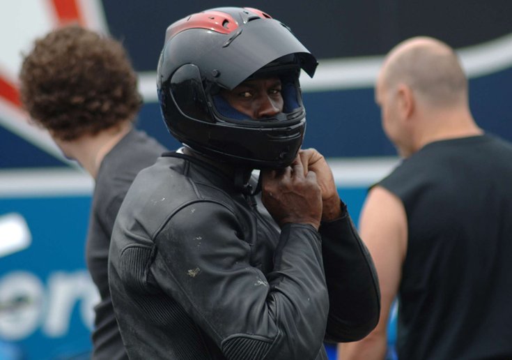 Michael Jordan egy motoros teszten bukósisakban