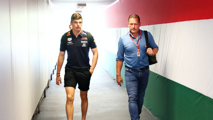 Jos és Max Verstappen a pálya mellett egymás mellett