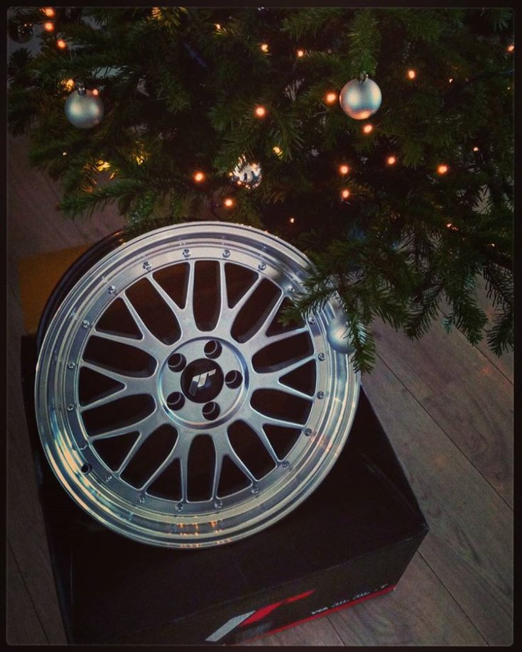 Japan Racing Wheels felni karácsonyfa alatt