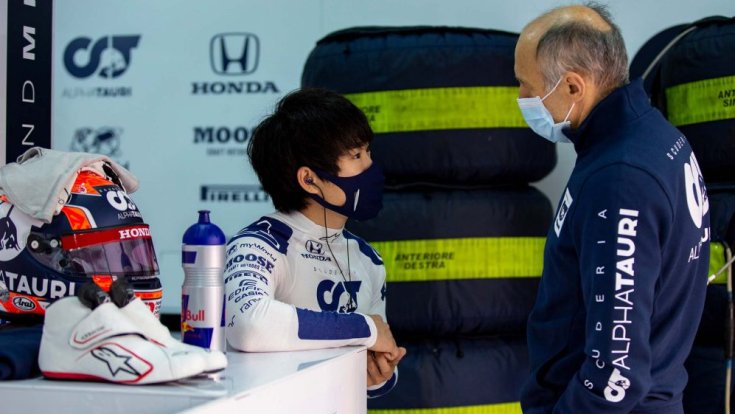 Juki Cunoda és Franz Tost beszélget egy teszt alatt