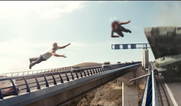 Jelenet a Halálos iramban című filmből, amikor Vin Diesel megment egy másik szereplőt