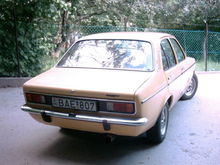fotó egy sárga Opel Kadett C autó hátuljáról