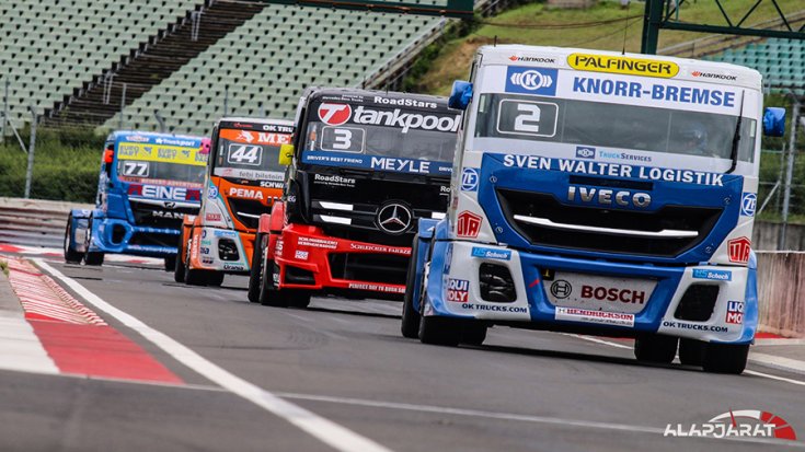 kamionok a Hungaroring boxutcájában, szemből fotózva