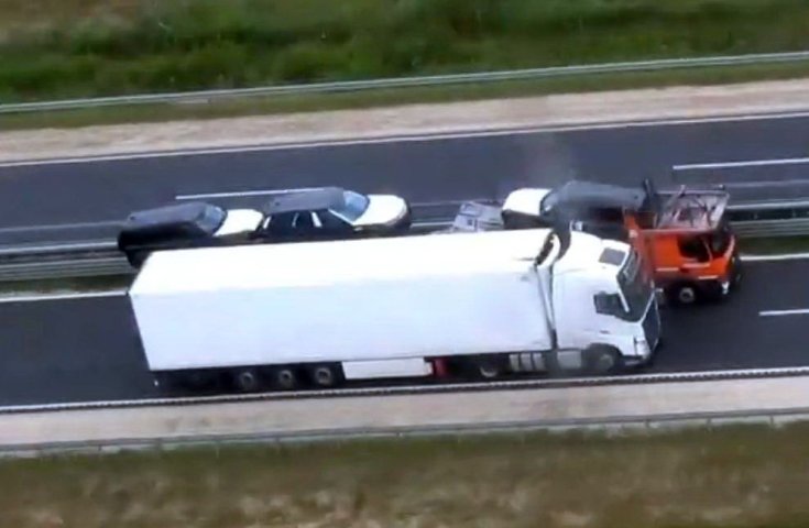 Kamion előzése az M86-os autóúton