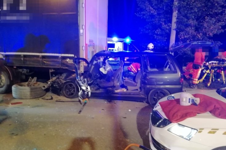 Kamionba csapódott gépkocsi oldalról fotózva