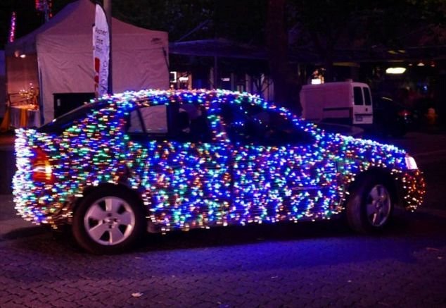 Karácsonyi izzókkal kidekorált Opel Astra