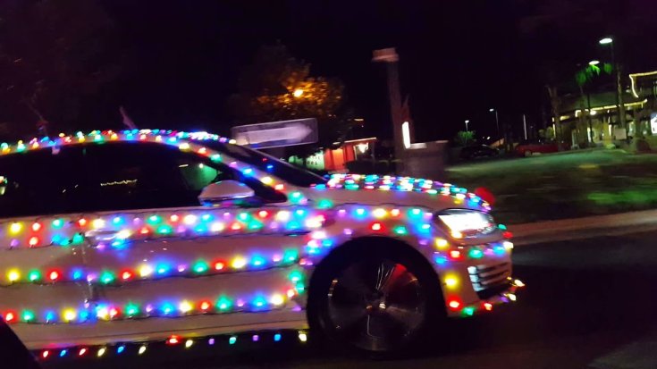 Karácsonyi izzókkal kidekorált Volkswagen Golf