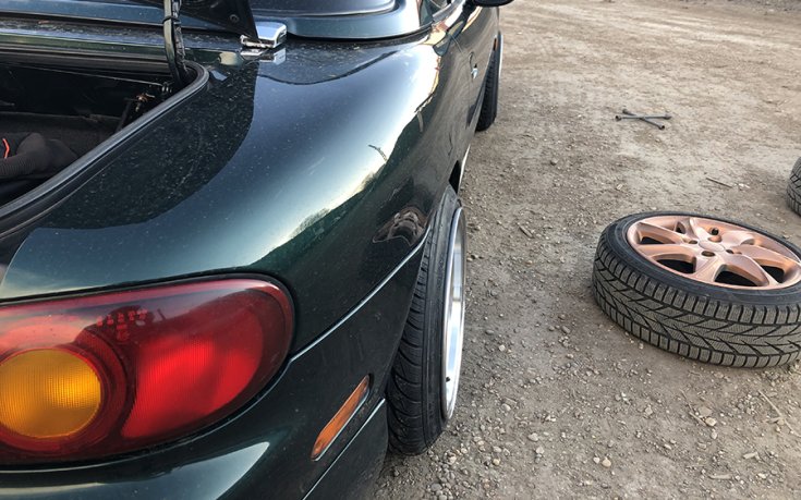 Mazda MX-5 NB karosszérián túl lógó kerek