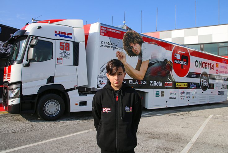 Kecskés Bence a Sic 58 kamionja előtt Misanóban