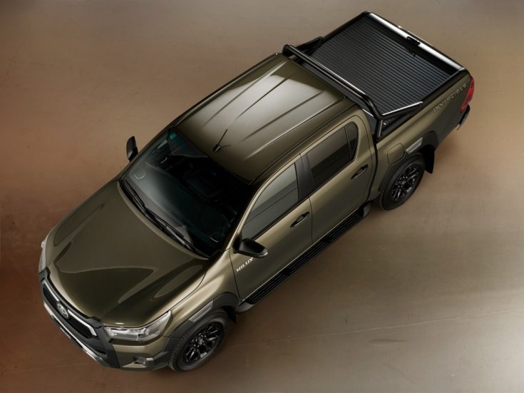 2020-as Toyota Hilux felülről