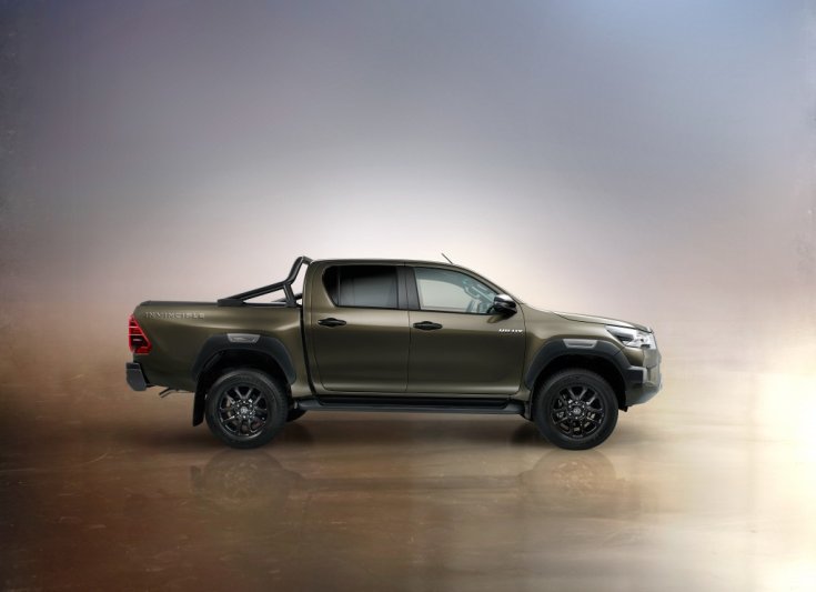 2020-as Toyota Hilux oldalról