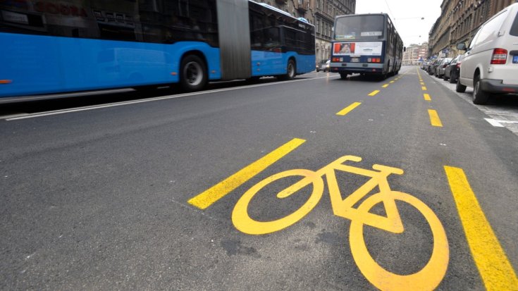 Kerékpársáv mellett haladó buszok
