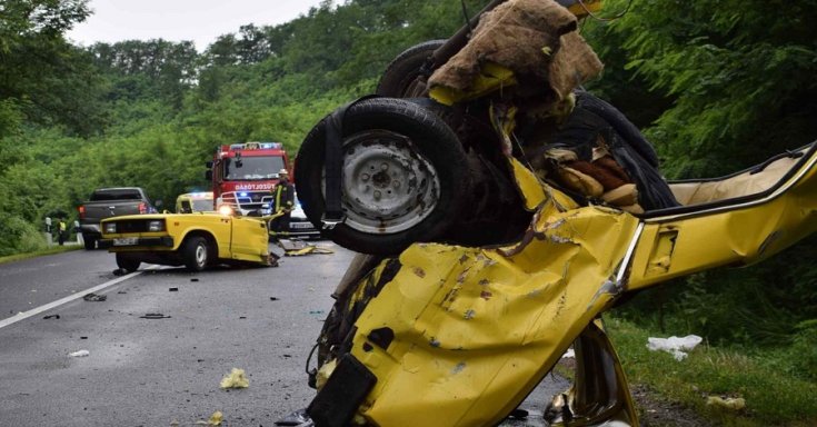 Durva baleset: szó szerint kettészakadt egy Lada a 23-as főúton | Alapjárat