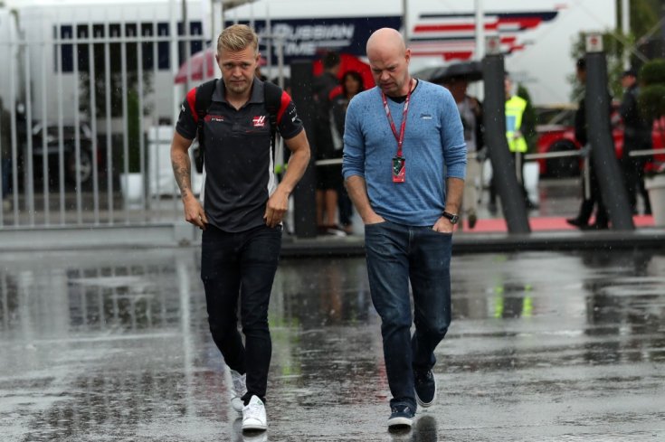 Kevin és Jan Magnussen a Paddockban egymás mellett egy F1-es versenyen