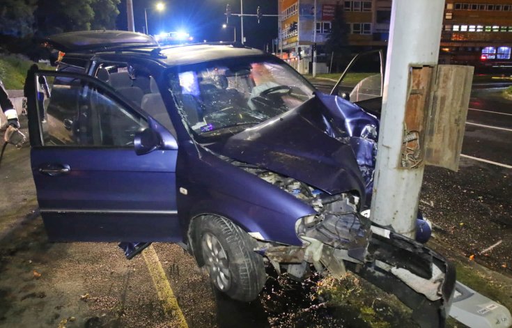 Villanyoszlopnak csapódott KIA szemből