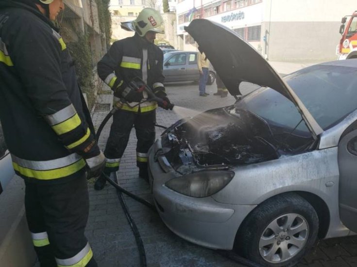 kigyulladt Peugeot személygépjármű oltása