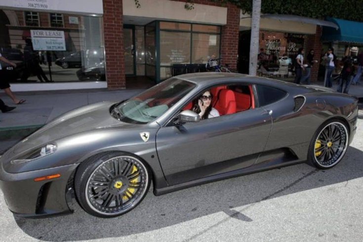 Kim Kardashian egy Ferrari volánja mögül, oldalról