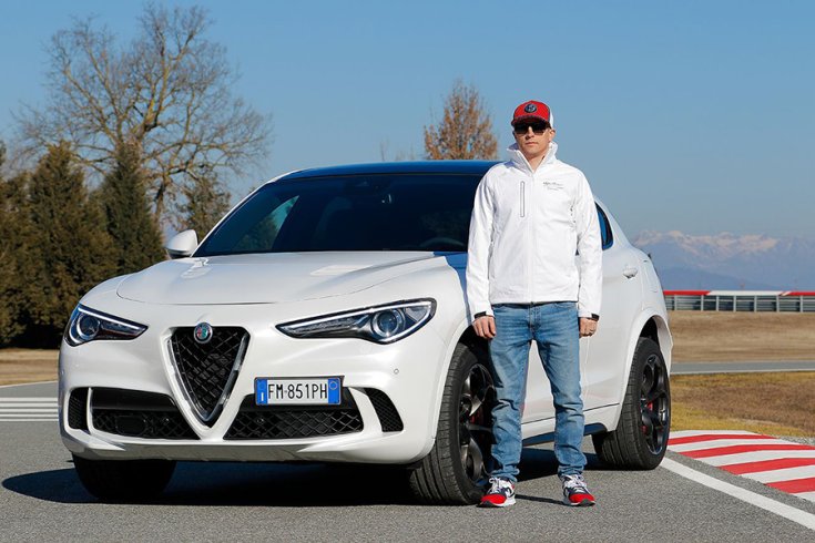 Kimi Räikkönen az Alfa Romeo modellje mellett a Balocco tesztpályán