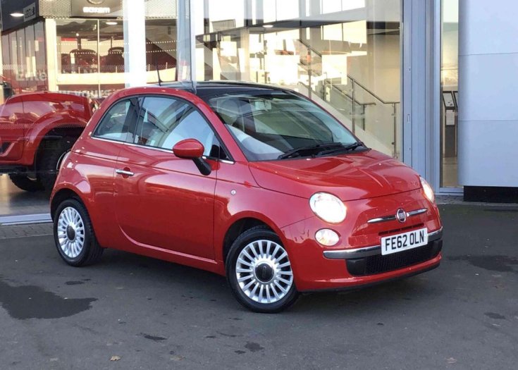 Fiat 500 városban féloldalról
