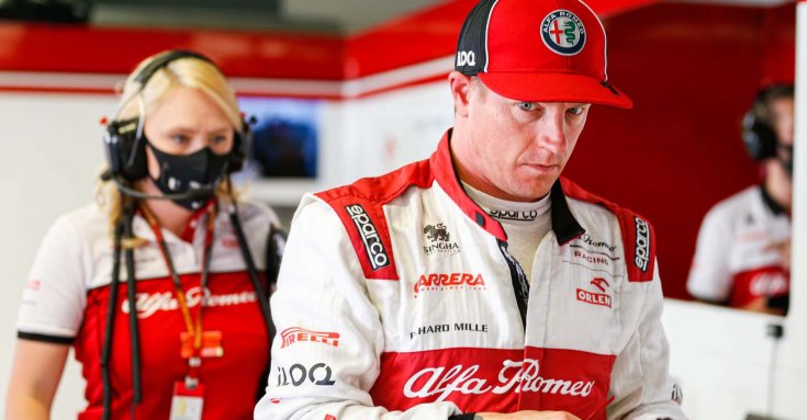 Kimi Räikkonen az Alfa Romeo garázsában szemből