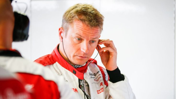 Kimi Räikkonen egy versenyhétvégén versenyzői overálban a csapat boxában