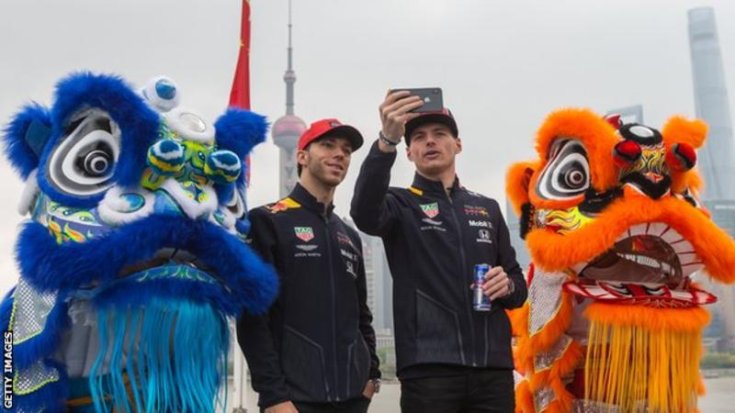 Pierre Gasly és Max Verstappen szelfiznek a 2019-es Kínai Nagydíjon