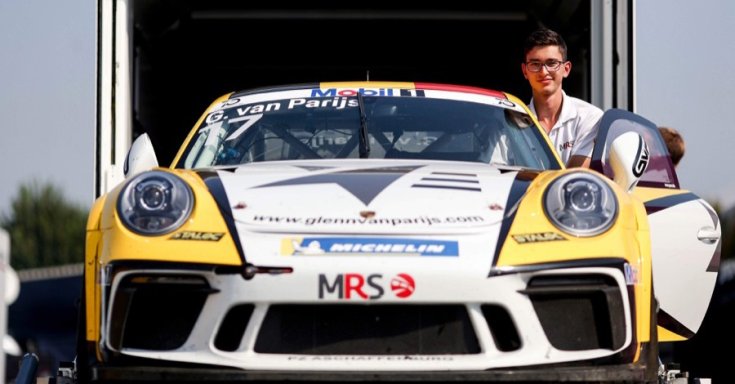 Kiss Mihály a csapat Porschéja mellett