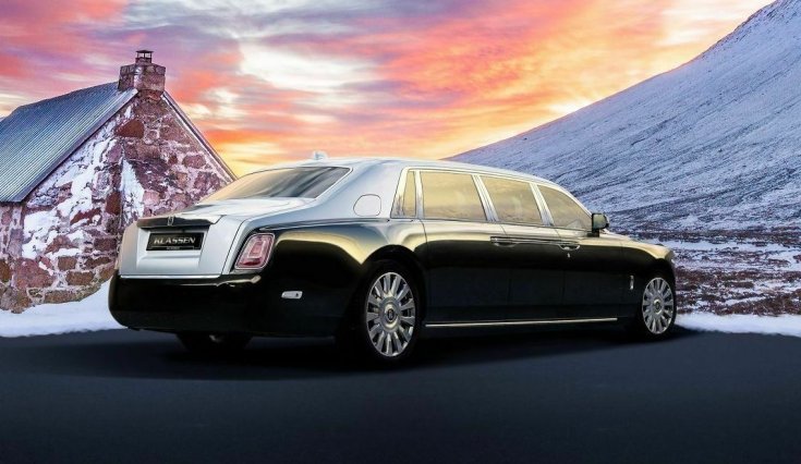 Klassen Rolls-Royce Phantom luxuslimuzin hátulról