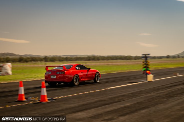1100 lóerős Toyota Supra MkIV gyorsulás közben