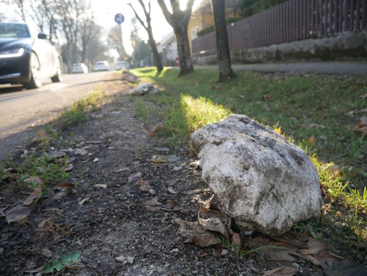 kövek az út mentén