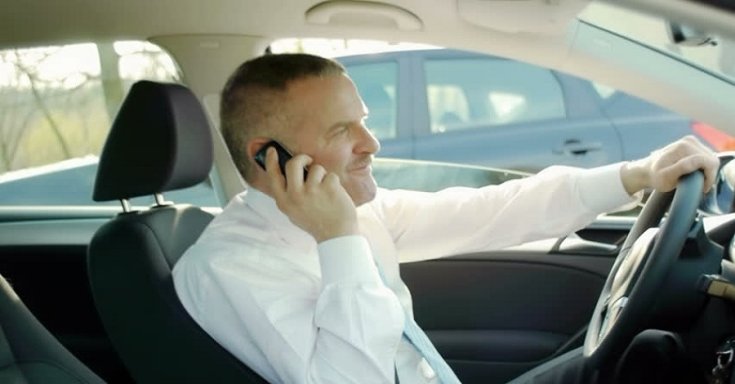 Egy felmérés szerint a magyar autósok nem igazán tartják be a telefonálásra vonatkozó szabályokat