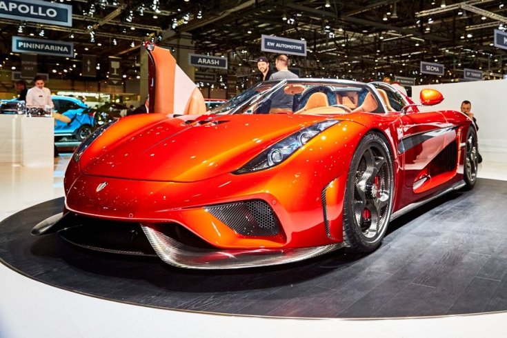 2016 Koenigsegg Regera egy autószalonon
