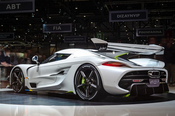 A Koenigsegg Jesko hátulról fotózva