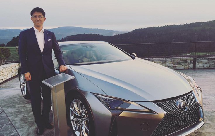 Koji Sato a Lexus LS mellett állva