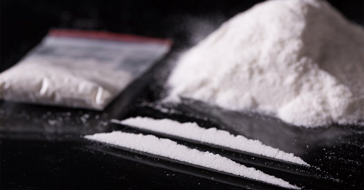 Több gramm kokain kiterítve egy asztalra
