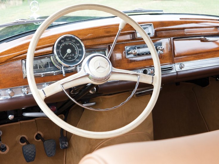 1958 Mercedes W189 műszerfal, kormány, elölnézet szemből, balról döntve