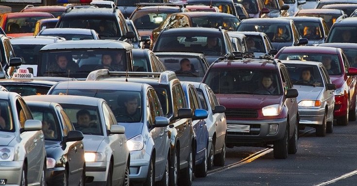Forgalmi dugóban ücsörgő autósok