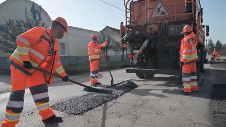 Közútkezelők tüntetnek el egy kátyút