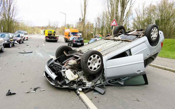Közúti balesetben felborult autó