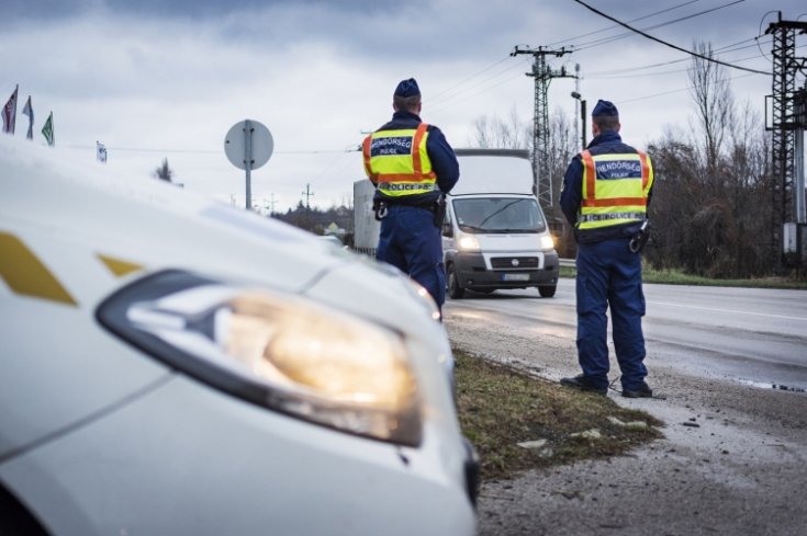 Szabálytalankodó sofőrökre vadászó rendőrök