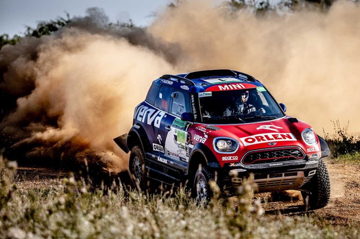 Mini Cooper tereprali, a kormánynál Kubával