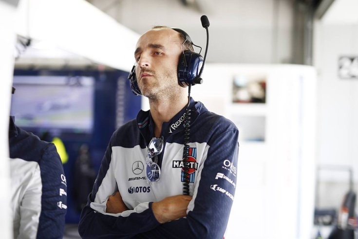 Robert Kubica a boxban szemből fotózva