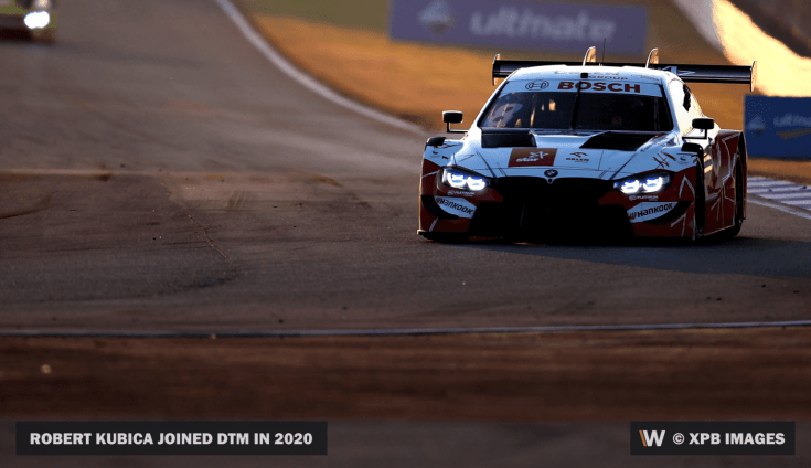 Robert Kubica a DTM BMW autójában egy pályán