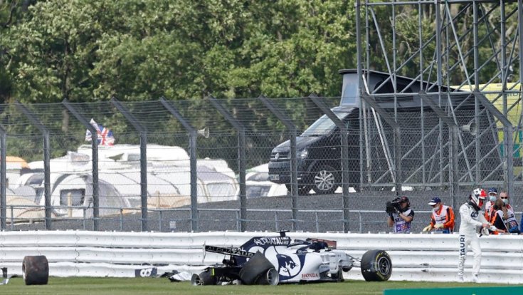 Kvyat szerencsétlen defekt után a falban