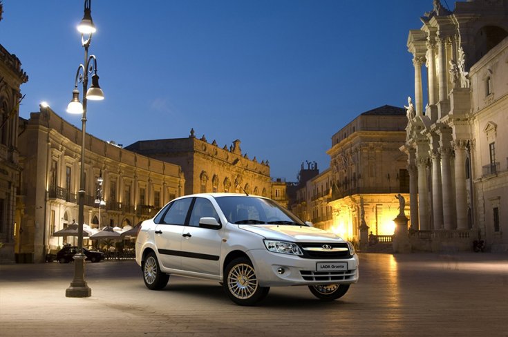 Lada Granta Sedan 45 fokos szögből utcai fotón