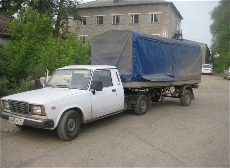 Lada, pótkocsit húzva oldalról