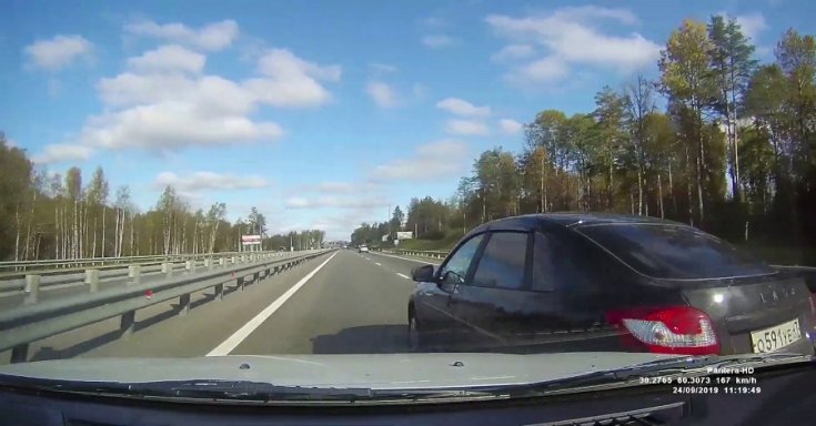 Nagy tempónál előzni próbáló Lada Granta