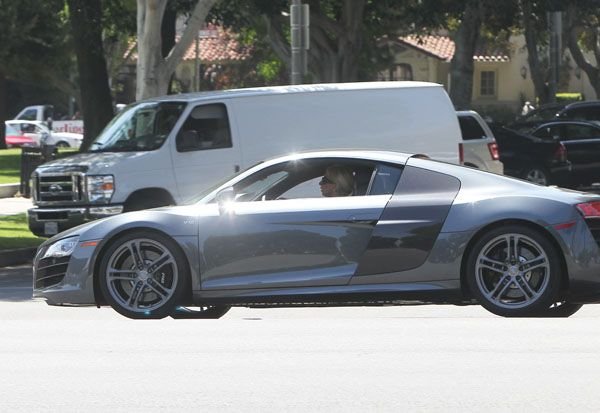 Lady Gaga az Audi R8 volánja mögött oldalról