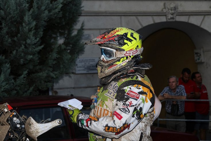 Laller a motoron ülve egy szakasz után