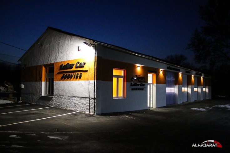 A Laller Car Service épülete kívülről sötétben